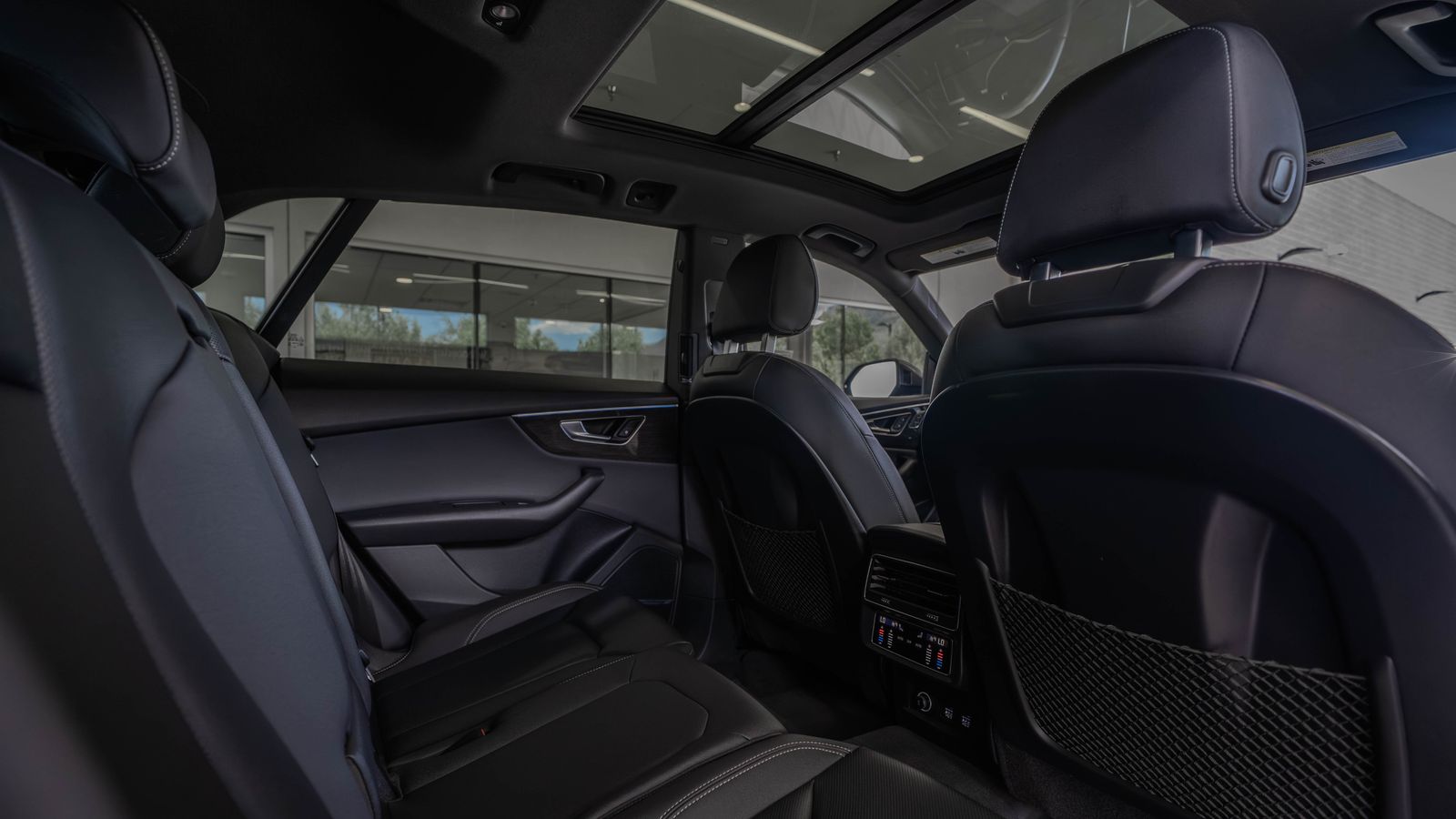 2020 Audi Q8 55 Premium Plus — foto completa 27 de 34