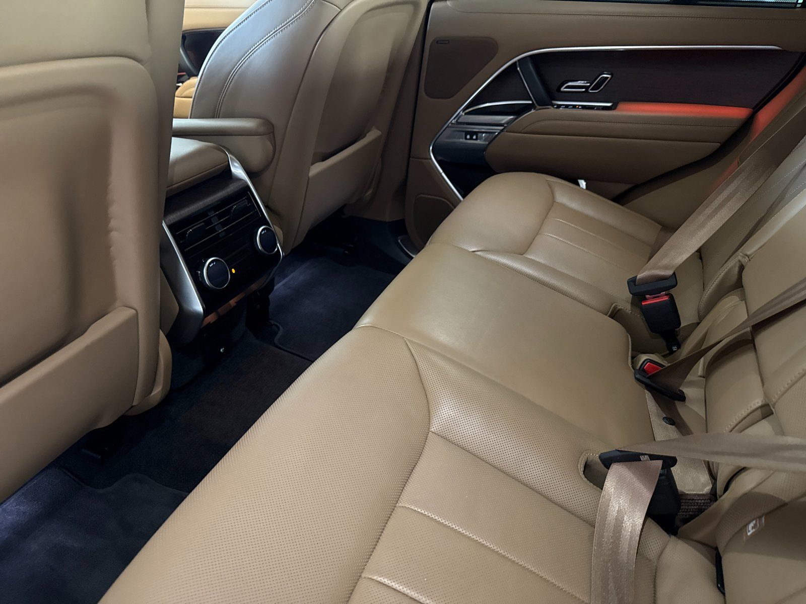 2023 Land Rover Range Rover SE — full photo 12 of 30