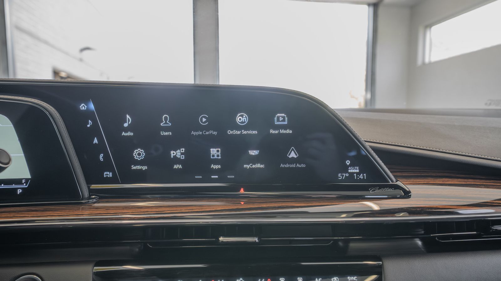 2023 Cadillac Escalade Premium Luxury — full photo 20 of 35