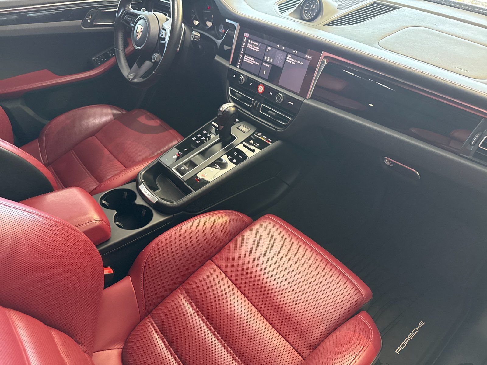 2023 Porsche Macan T — full photo 16 of 28