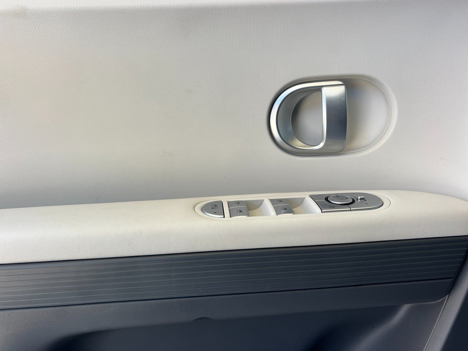2024 Hyundai IONIQ 5 SEL — full photo 11 of 29