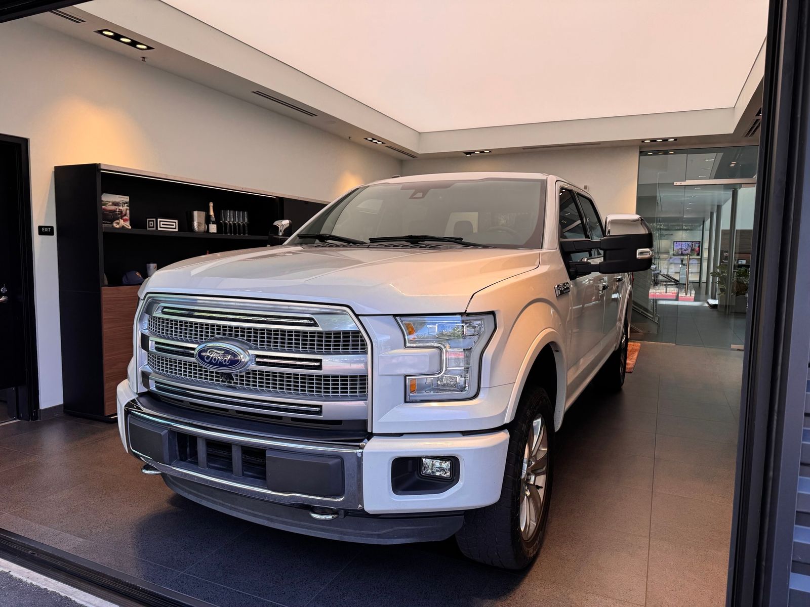 2015 Ford F-150 Platinum — full photo 1 of 10