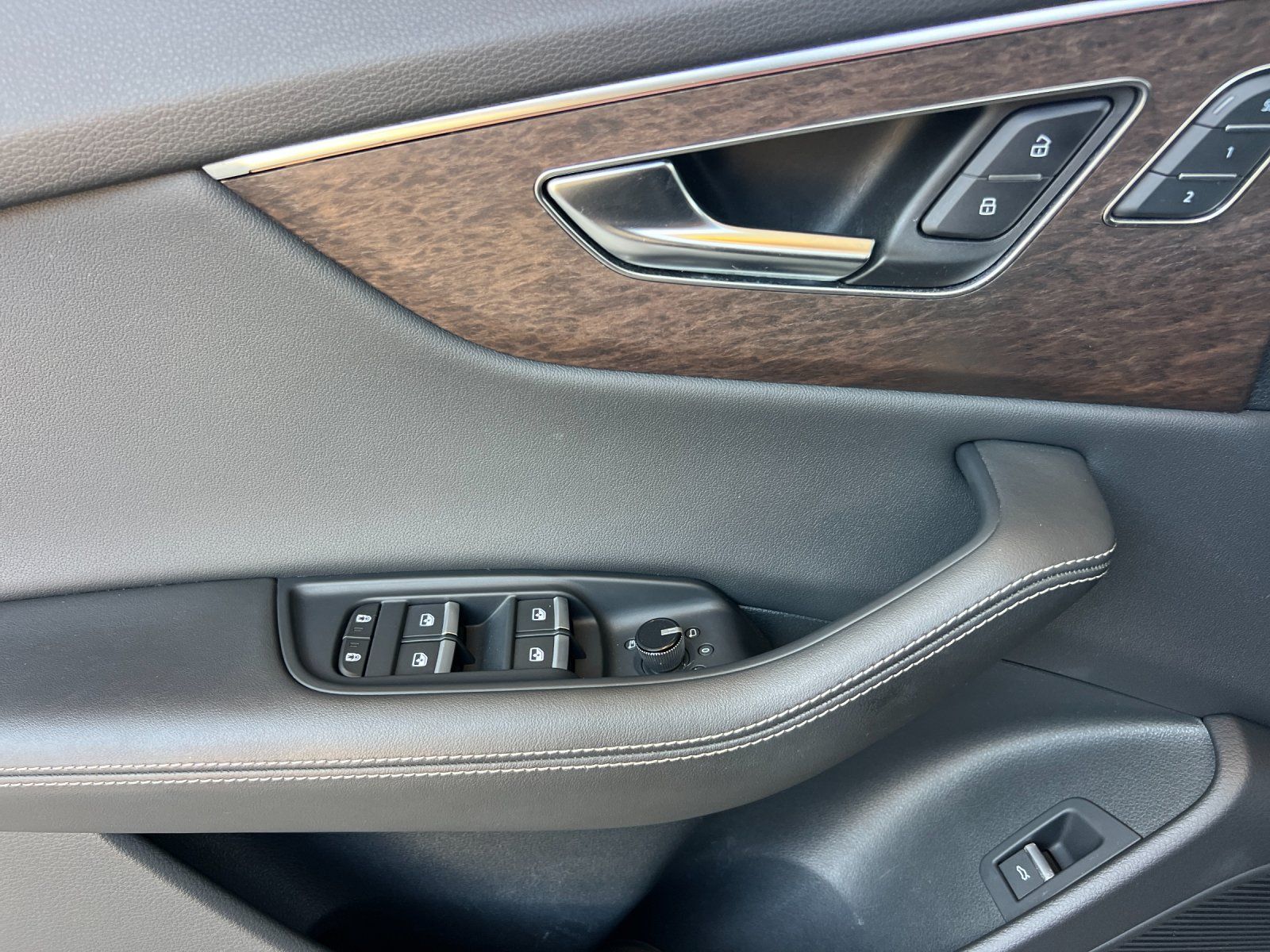 2023 Audi Q8 55 Premium Plus — full photo 11 of 29
