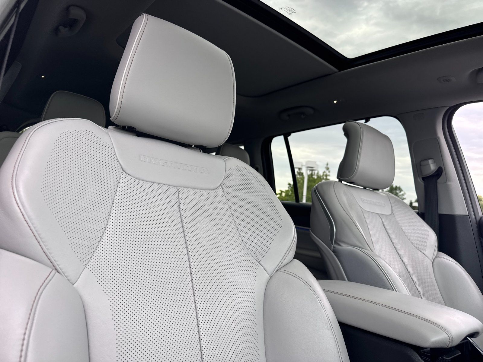 2021 Jeep Grand Cherokee L Overland — foto completa 18 de 30