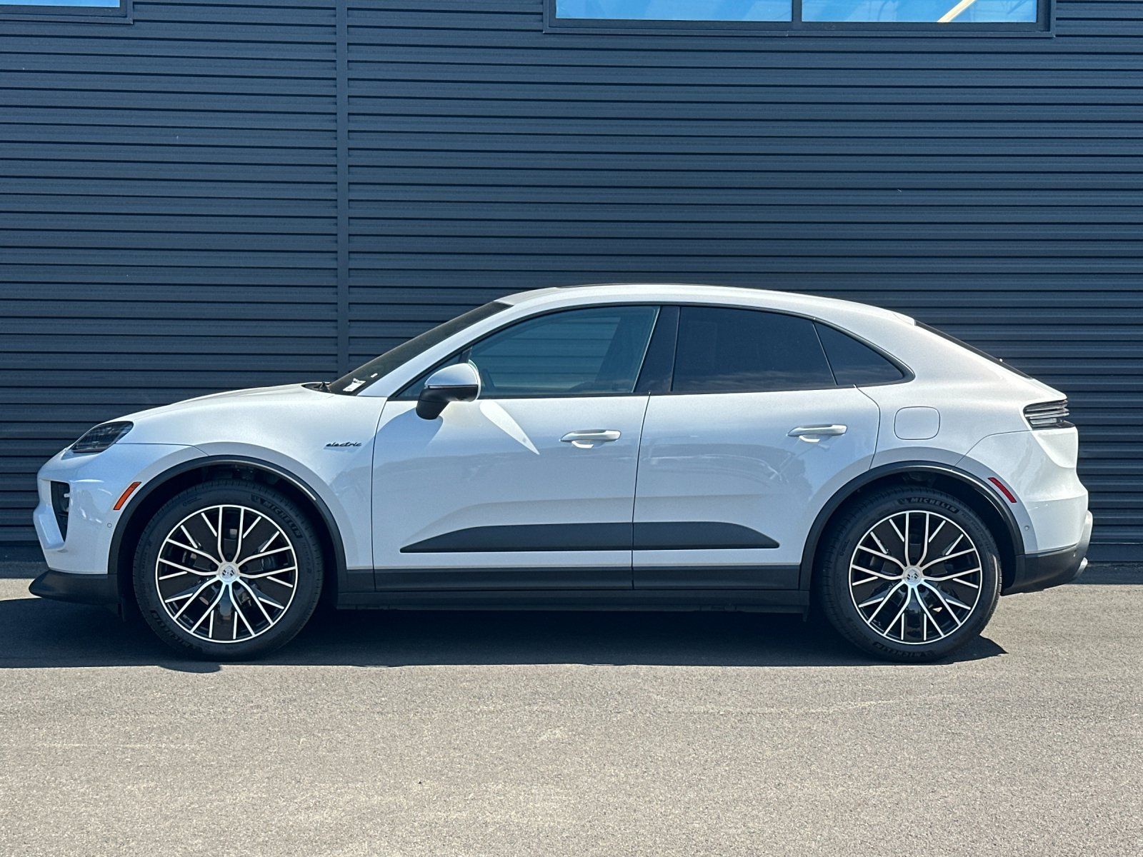 2025 Porsche Macan Electric Base — full photo 2 of 29