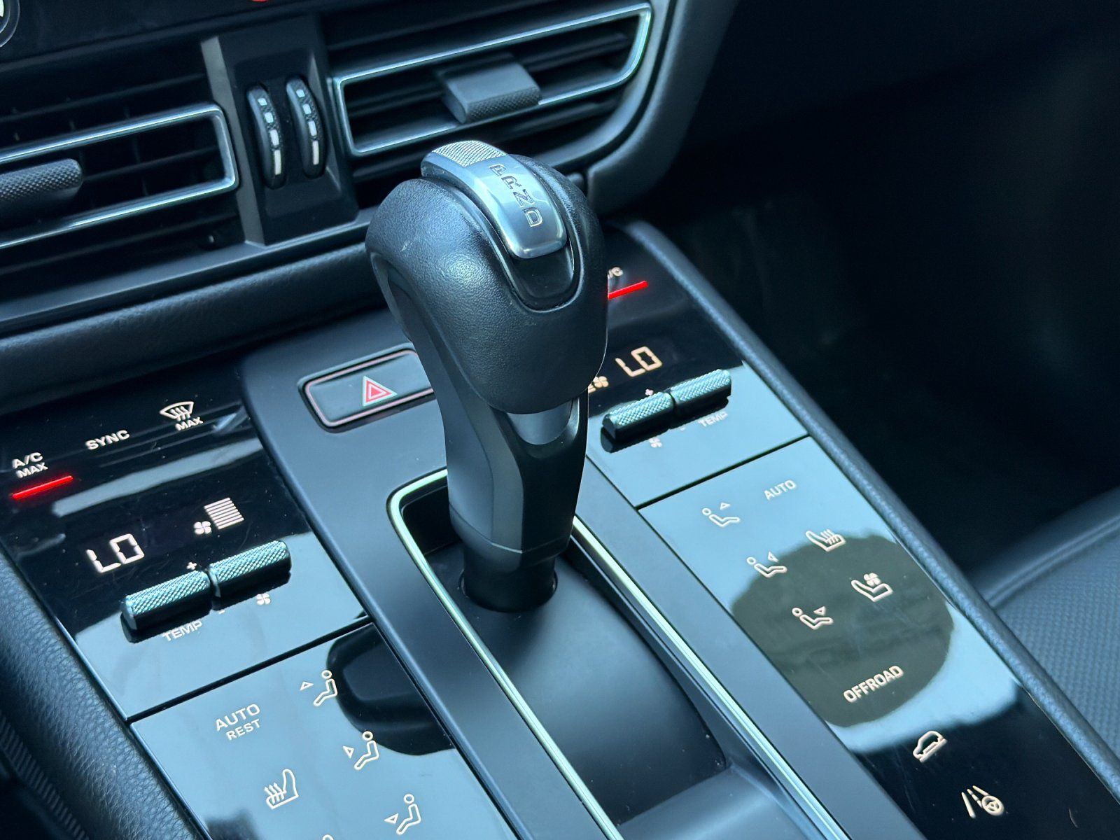 2024 Porsche Macan S — full photo 20 of 27