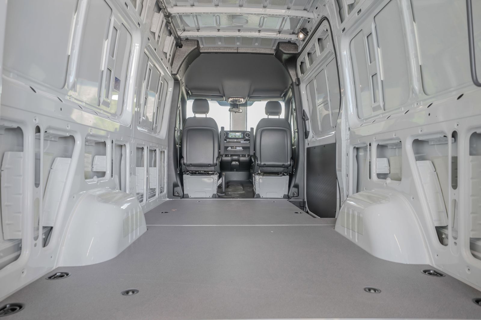 2025 Mercedes-Benz Sprinter 2500 Cargo 144 WB — foto completa 36 de 37
