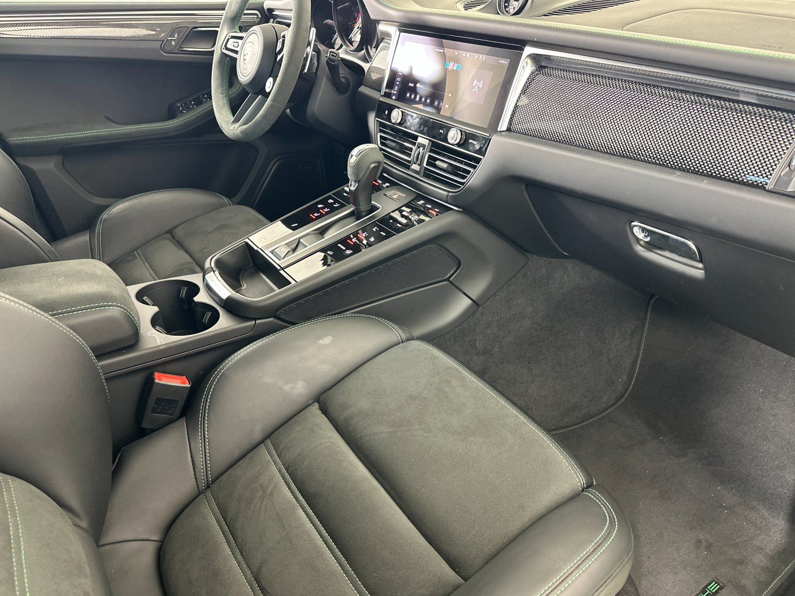 2026 Porsche Macan GTS — full photo 16 of 27