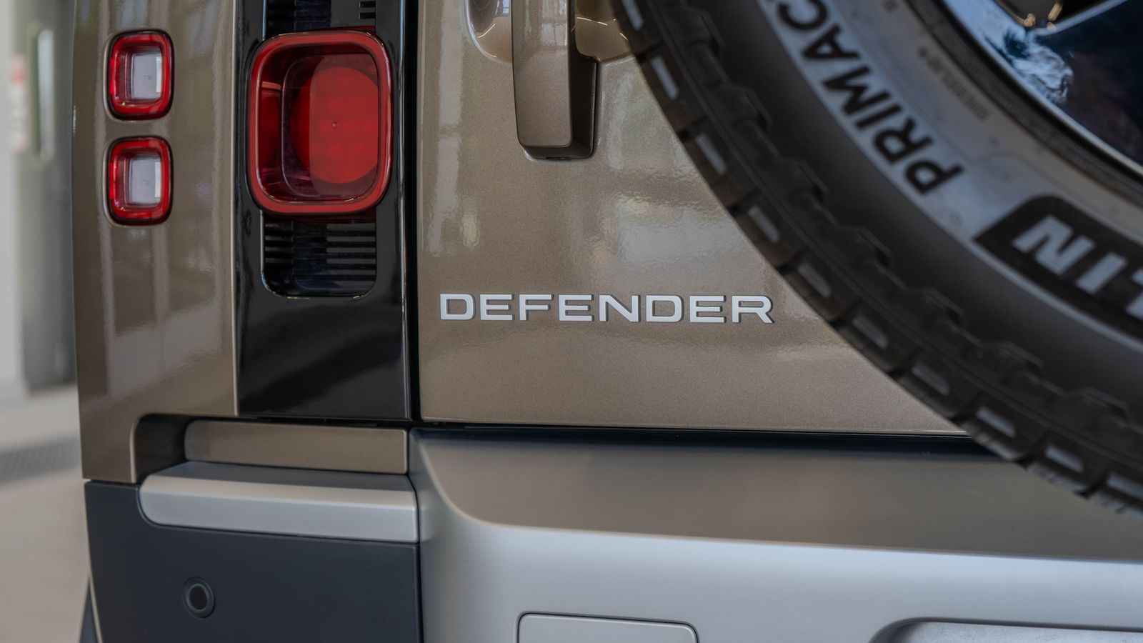 2025 Land Rover Defender 90 S — foto completa 22 de 33