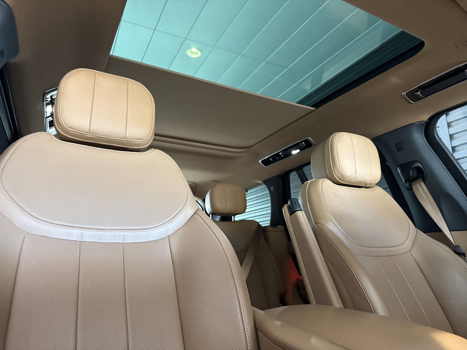 2023 Land Rover Range Rover SE — full photo 16 of 29