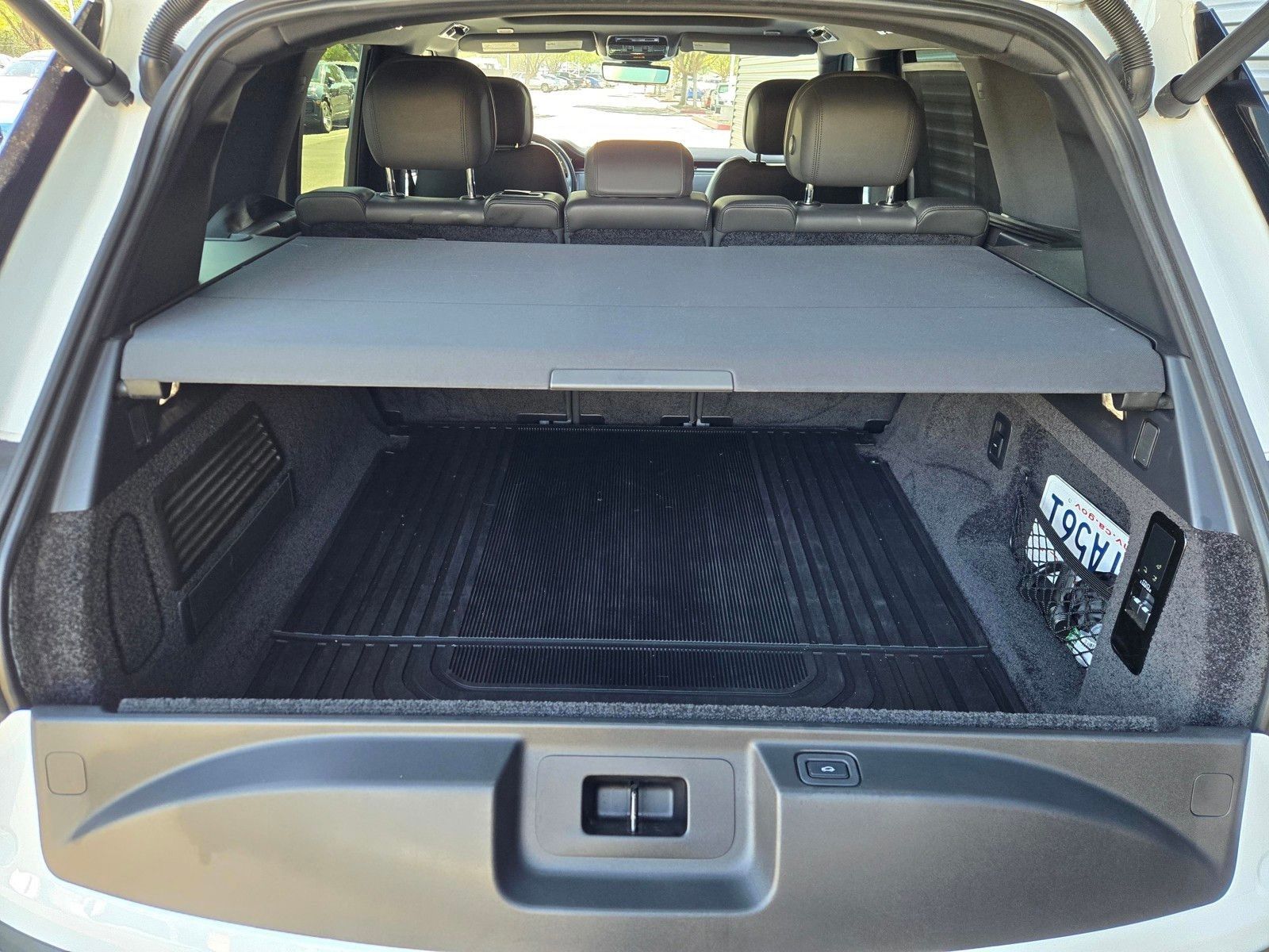 2023 Land Rover Range Rover SE — full photo 27 of 45