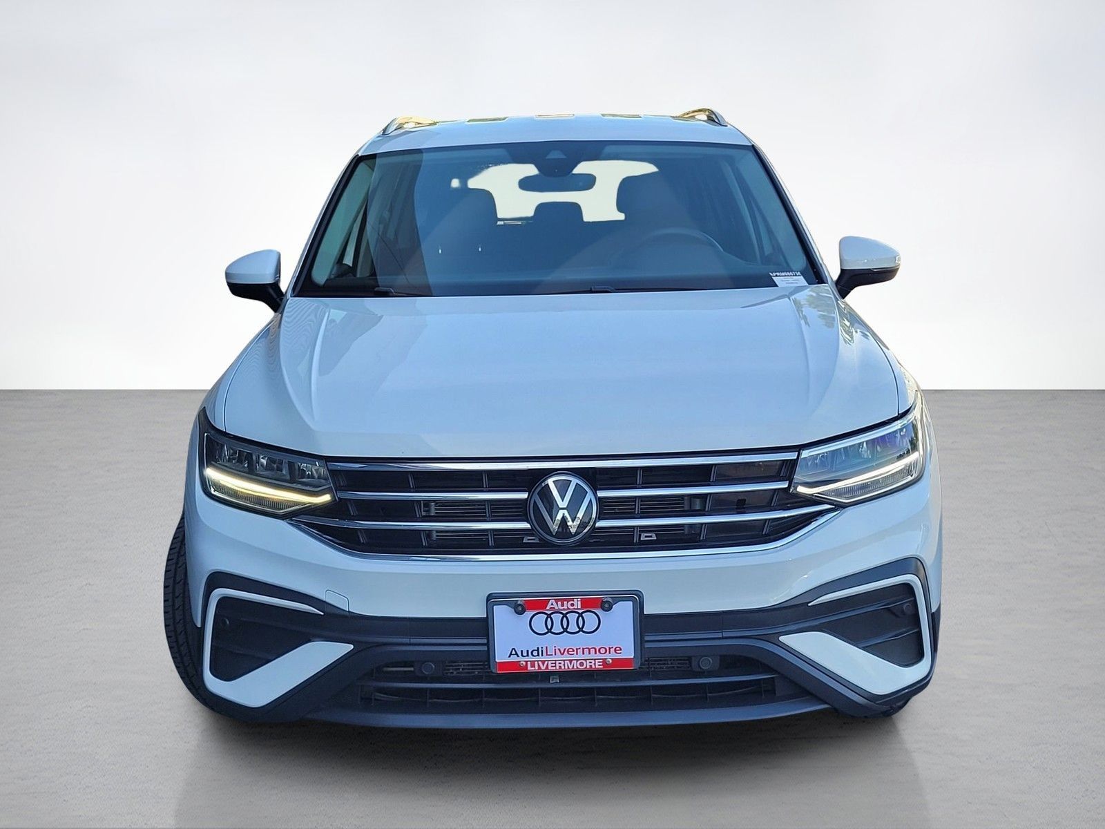 2024 Volkswagen Tiguan 2.0T SE — full photo 2 of 45