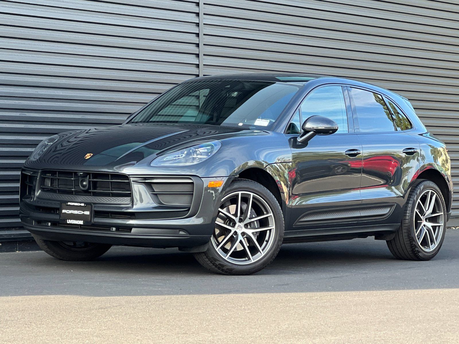 2025 Porsche Macan Base — full photo 1 of 28