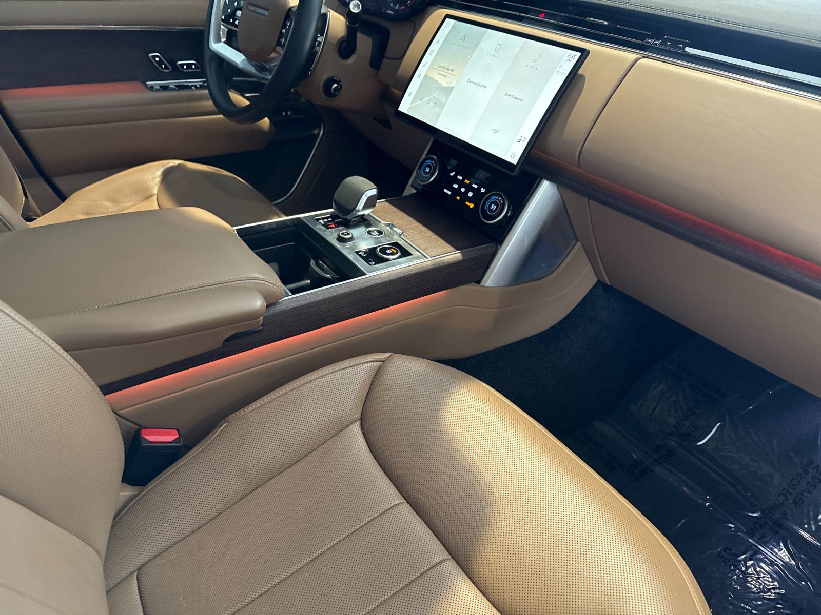 2023 Land Rover Range Rover SE — full photo 16 of 30