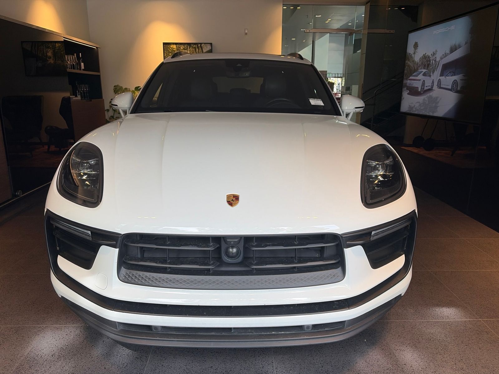 2024 Porsche Macan Base — full photo 1 of 10