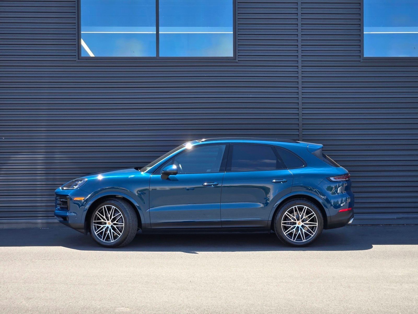 2025 Porsche Cayenne Base — full photo 3 of 45
