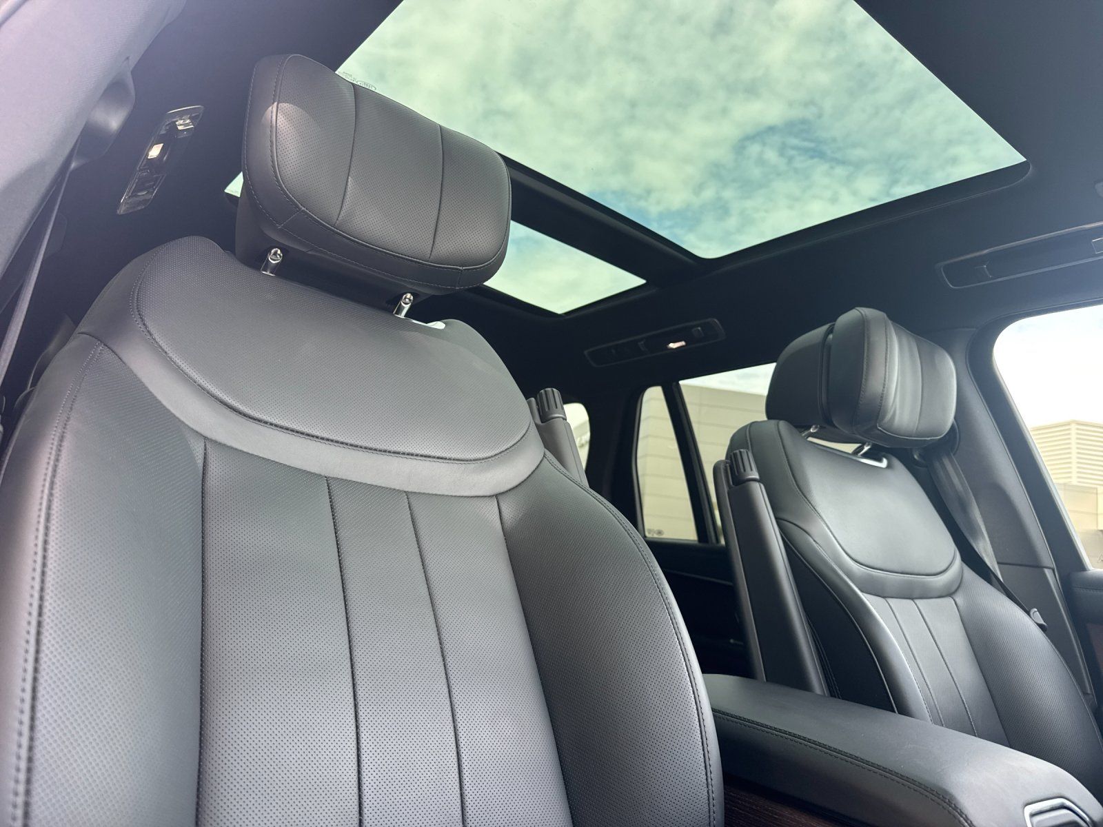 2025 Land Rover Range Rover Autobiography — full photo 17 of 30
