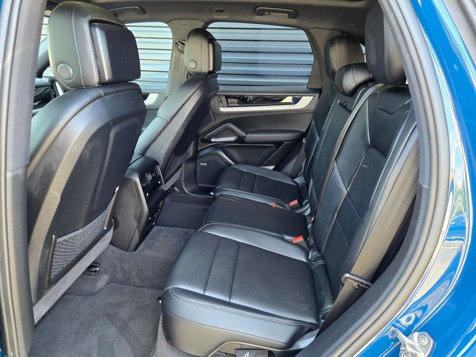 2025 Porsche Cayenne Base — full photo 10 of 45