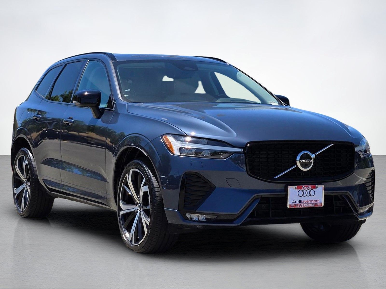 2023 Volvo XC60 B5 Ultimate Dark Theme — foto completa 8 de 45
