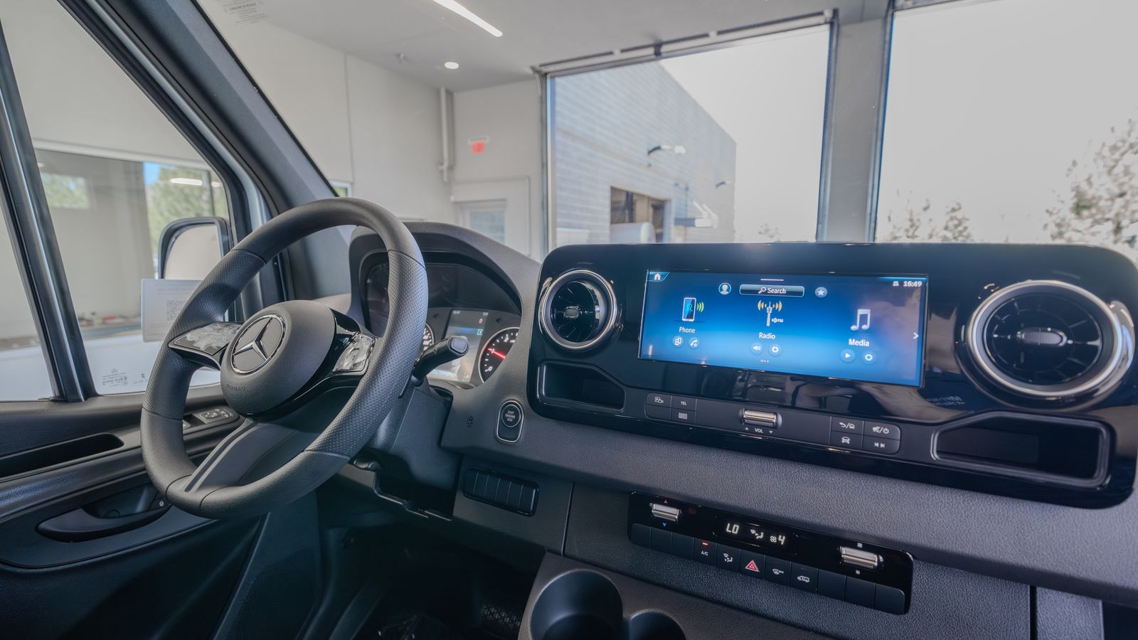 2025 Mercedes-Benz Sprinter 2500 Cargo 170 WB — full photo 19 of 36