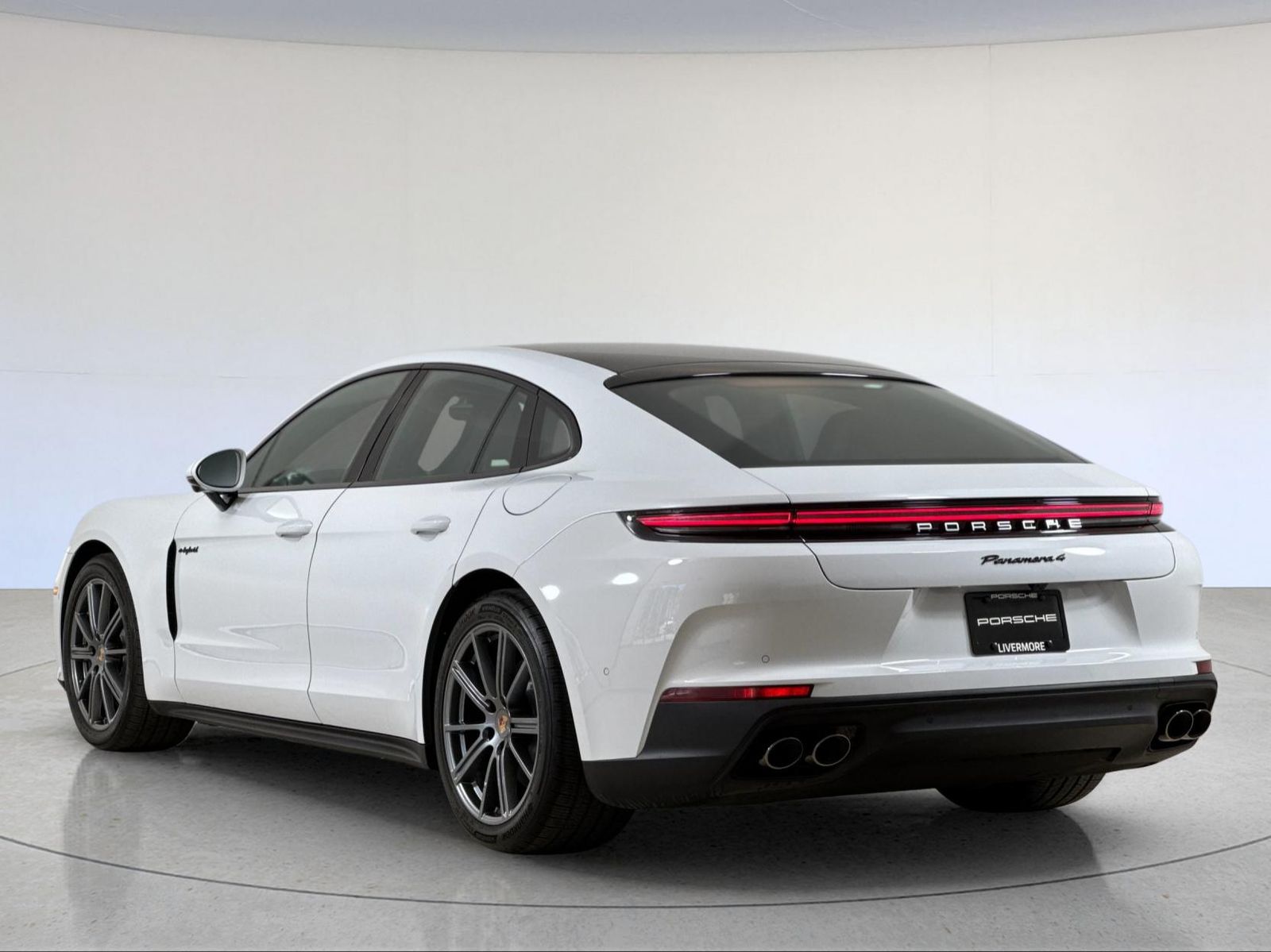 2026 Porsche Panamera E-Hybrid 4 — full photo 3 of 30
