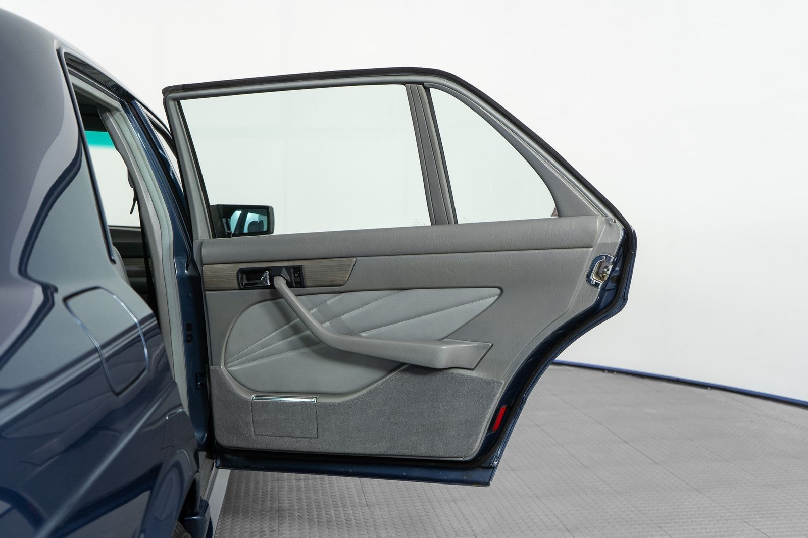 1984 Mercedes-Benz 500-Class 500 SEL — full photo 19 of 58