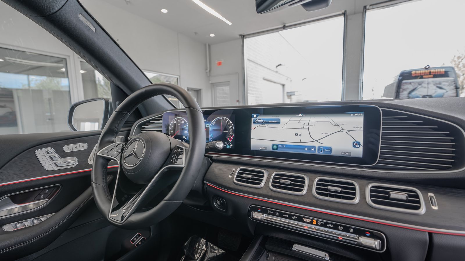 2025 Mercedes-Benz GLE GLE 450e — full photo 19 of 35