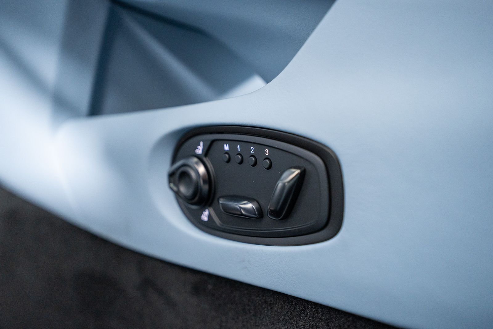 2024 Aston Martin DB12 Volante — full photo 19 of 55