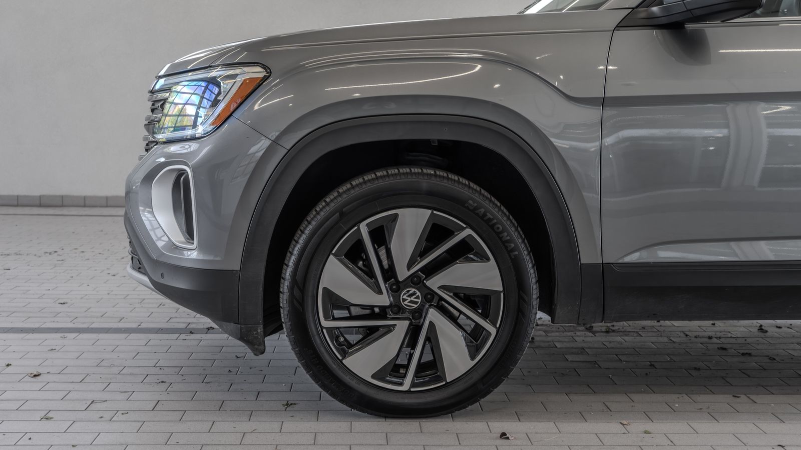 2024 Volkswagen Atlas 2.0T SE w/Technology — full photo 4 of 35