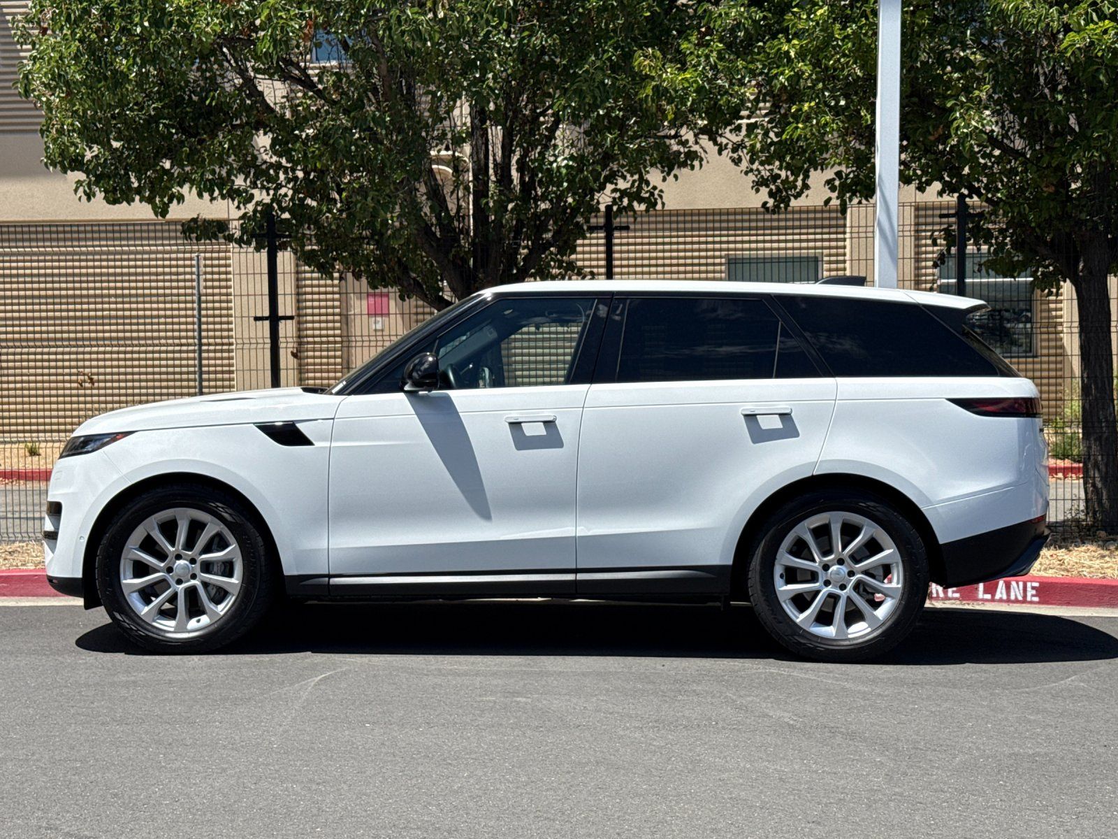 2025 Land Rover Range Rover Sport SE — full photo 2 of 29