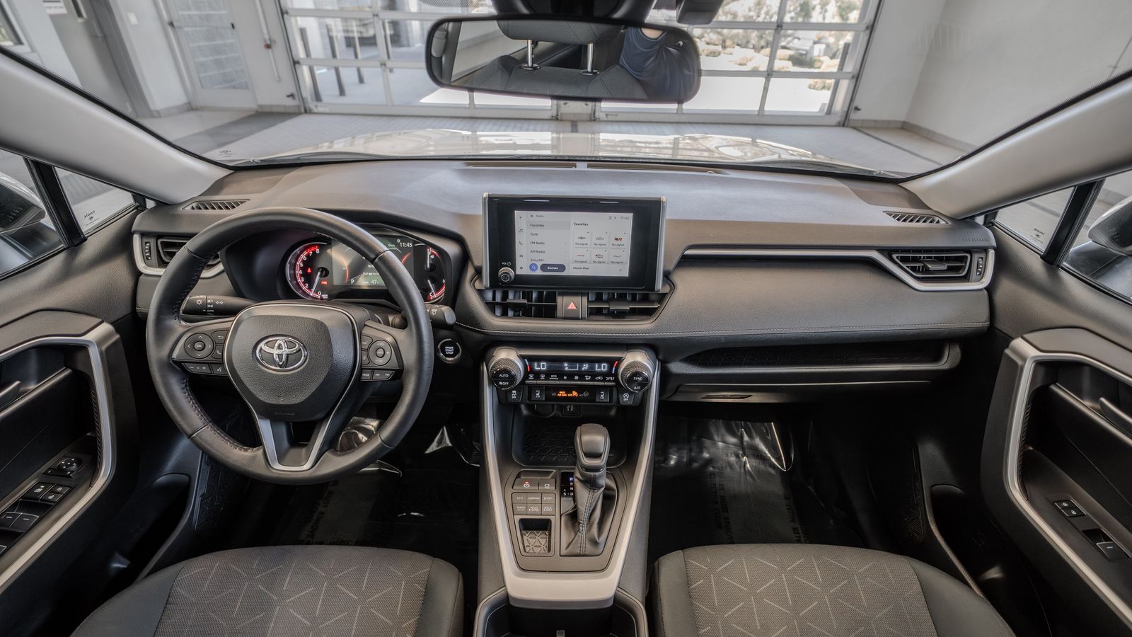 2024 Toyota RAV4 XLE — full photo 8 of 34