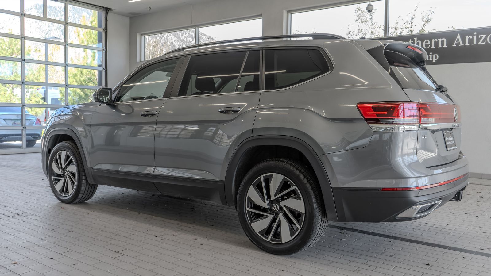 2024 Volkswagen Atlas 2.0T SE w/Technology — full photo 13 of 35