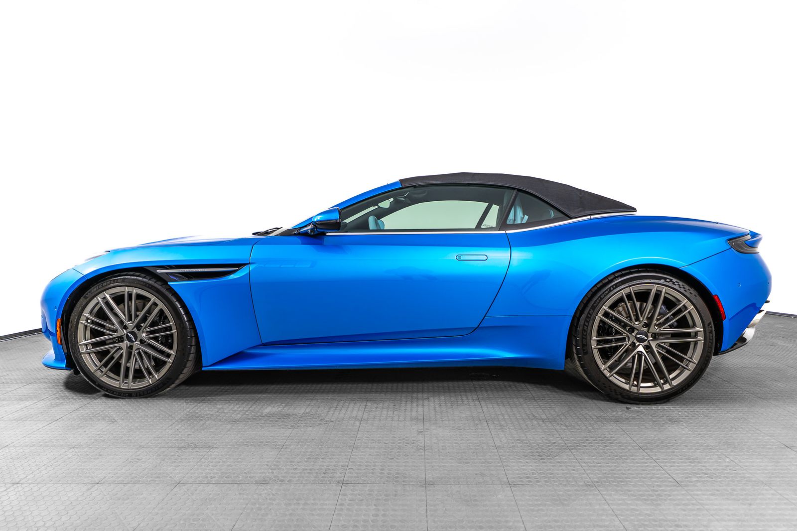 2024 Aston Martin DB12 Volante — full photo 2 of 55
