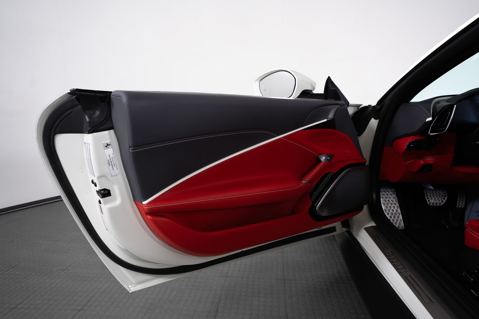 2025 Ferrari Roma Spider — full photo 18 of 51