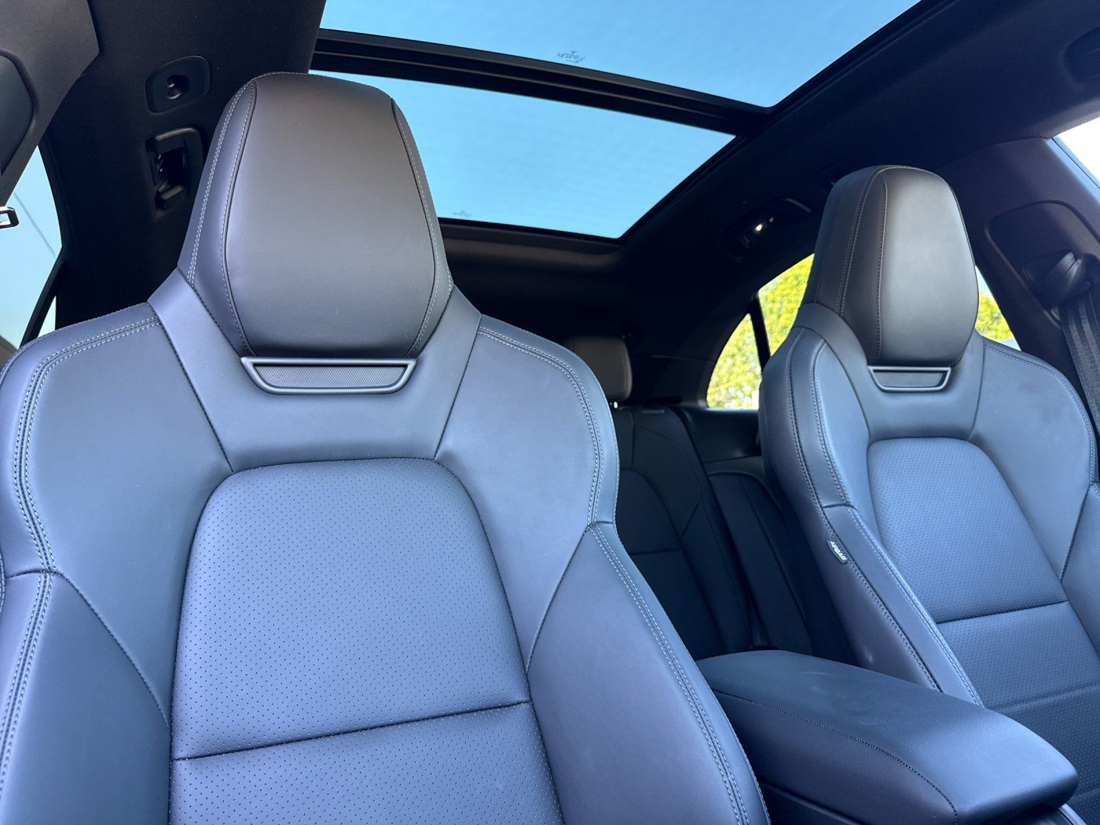 2025 Porsche Macan Electric 4 — full photo 17 of 28