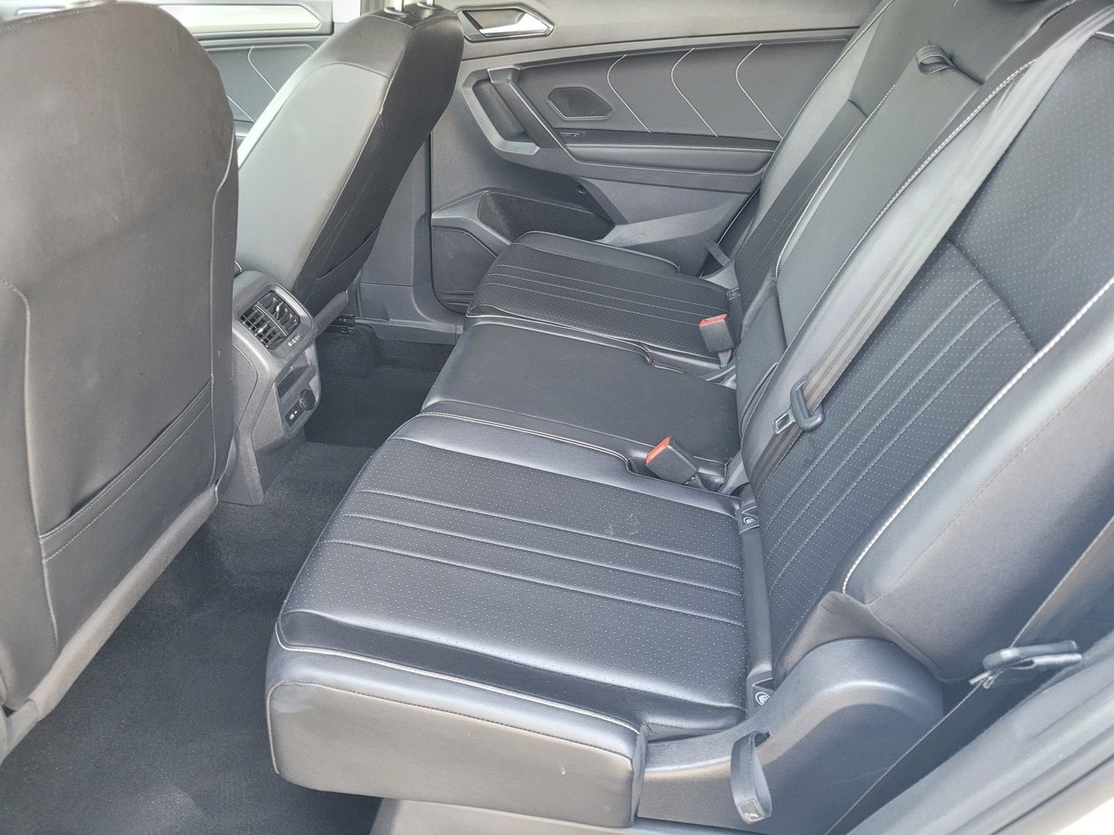 2024 Volkswagen Tiguan 2.0T SE — full photo 12 of 45