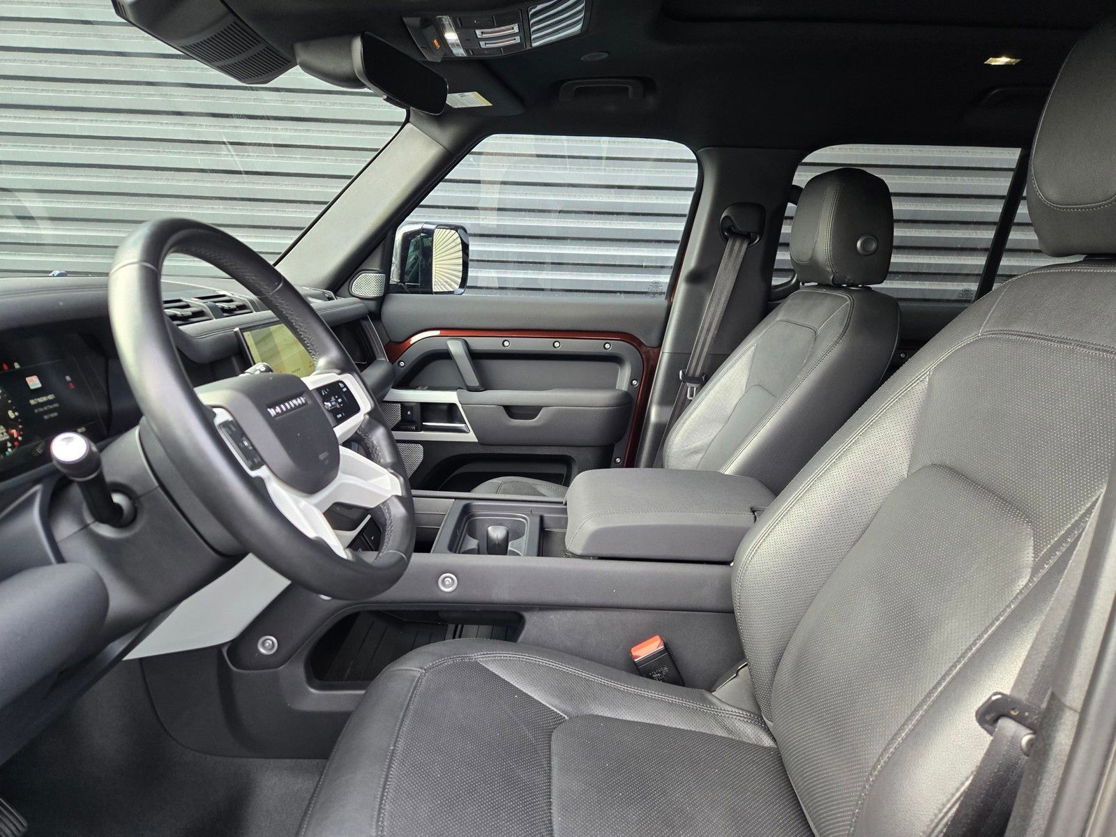 2023 Land Rover Defender 130 SE — foto completa 27 de 45