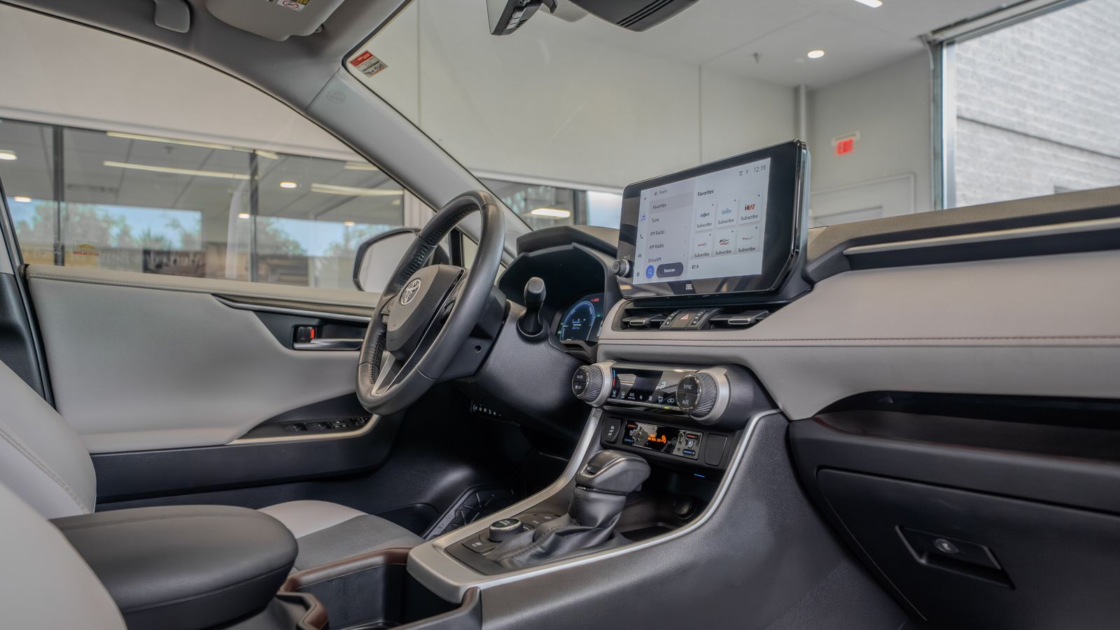 2024 Toyota RAV4 Hybrid Limited — full photo 18 of 35