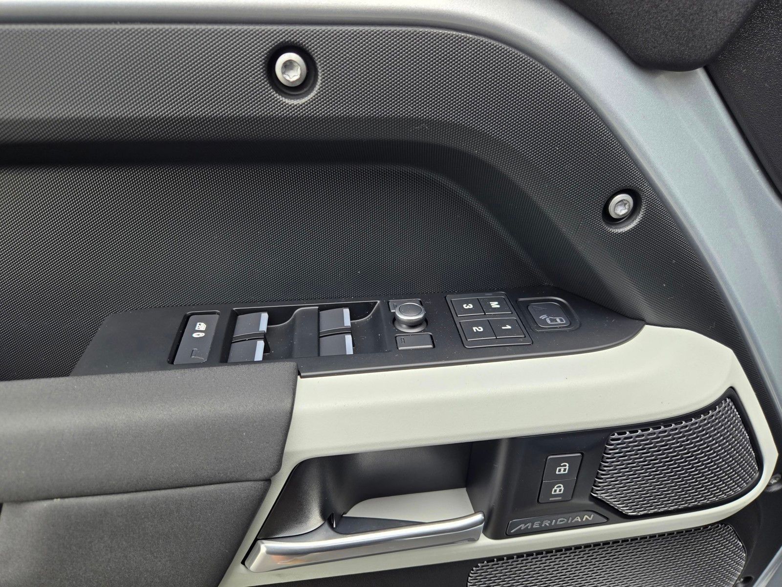 2020 Land Rover Defender 110 SE — full photo 18 of 45