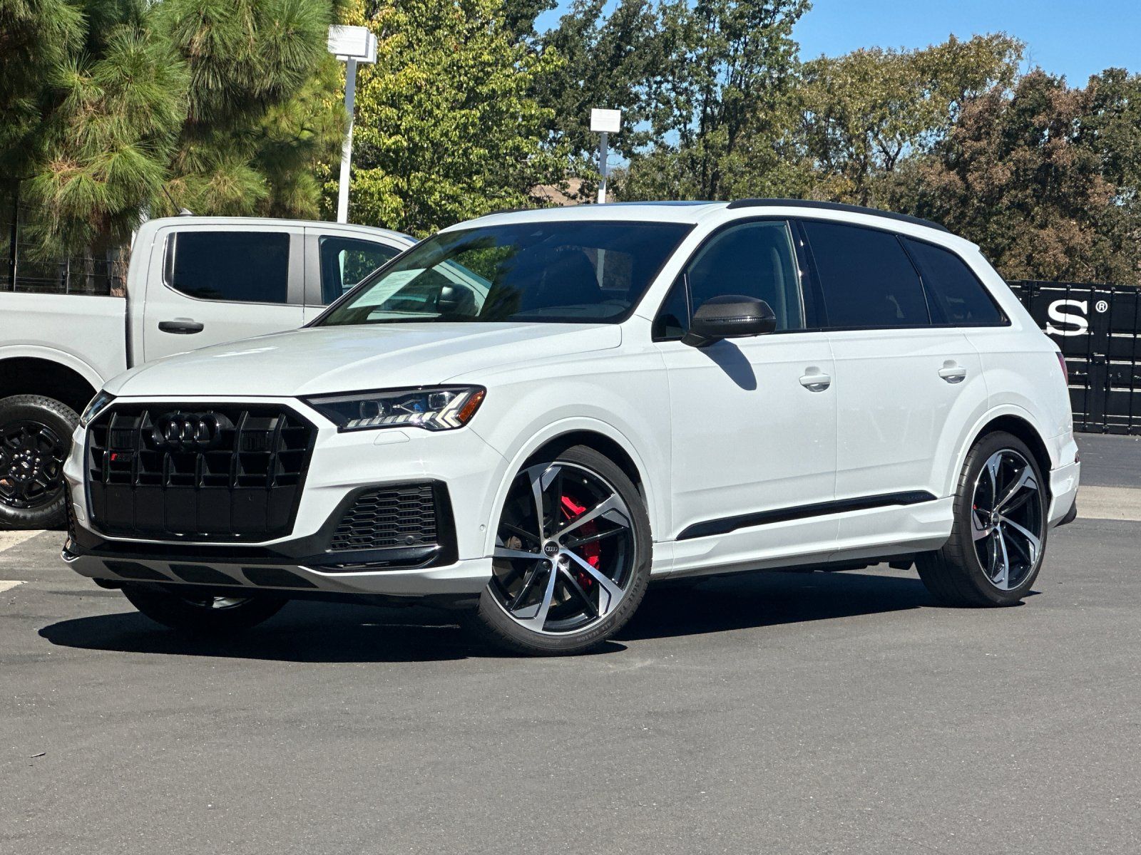 2023 Audi SQ7 Prestige — full photo 1 of 28