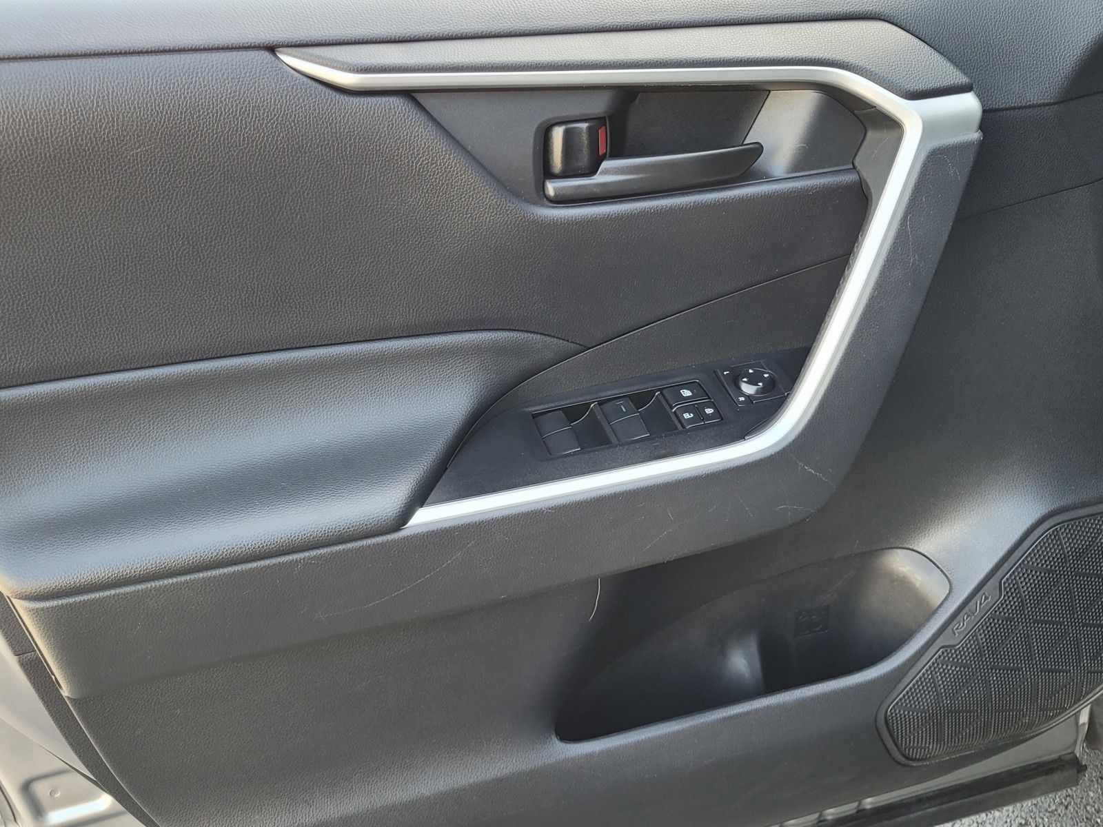 2023 Toyota RAV4 Hybrid LE — foto completa 17 de 45