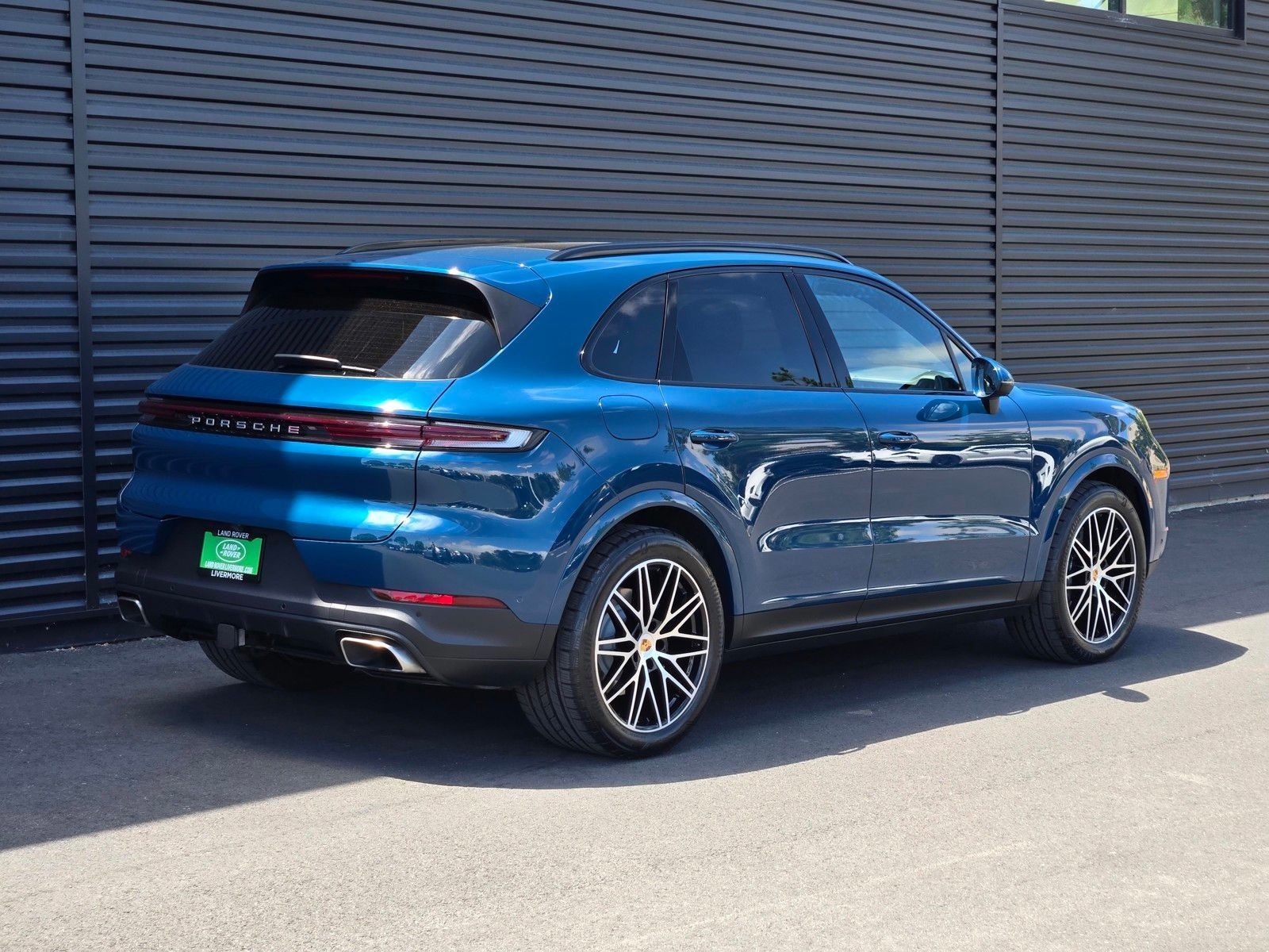 2025 Porsche Cayenne Base — full photo 6 of 45