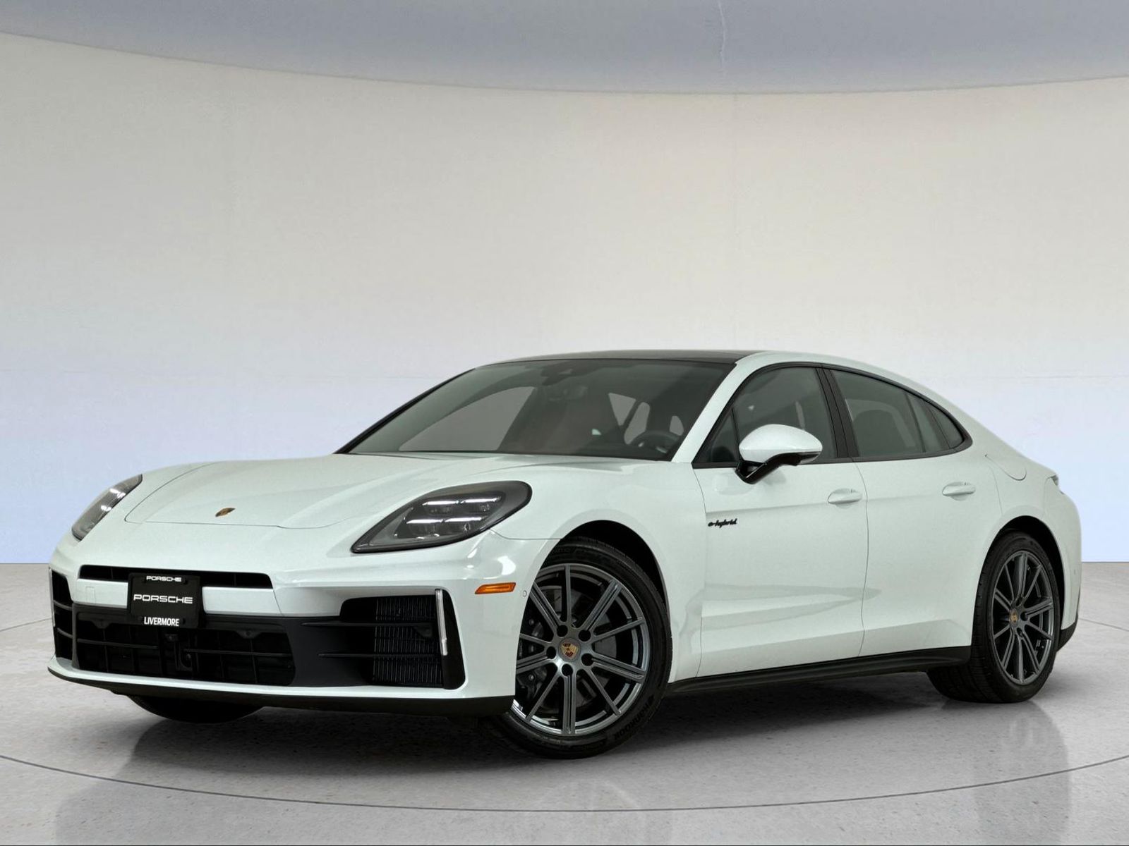 2026 Porsche Panamera E-Hybrid 4 — full photo 1 of 30