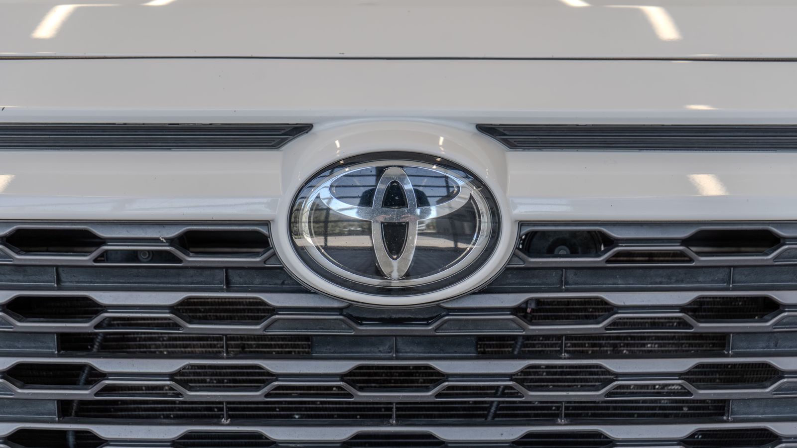 2024 Toyota RAV4 XLE — full photo 5 of 34