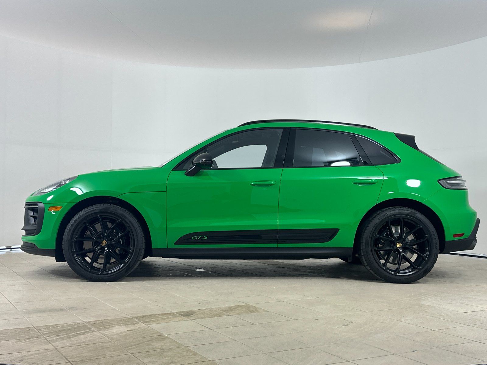 2026 Porsche Macan GTS — full photo 2 of 27