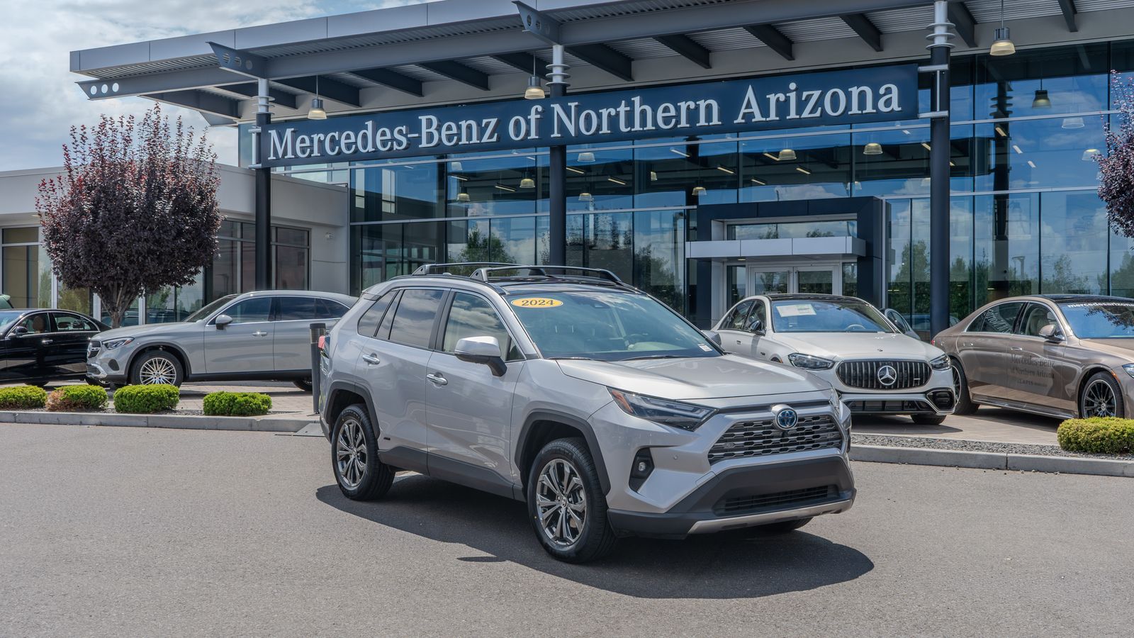 2024 Toyota RAV4 Hybrid Limited — full photo 1 of 35