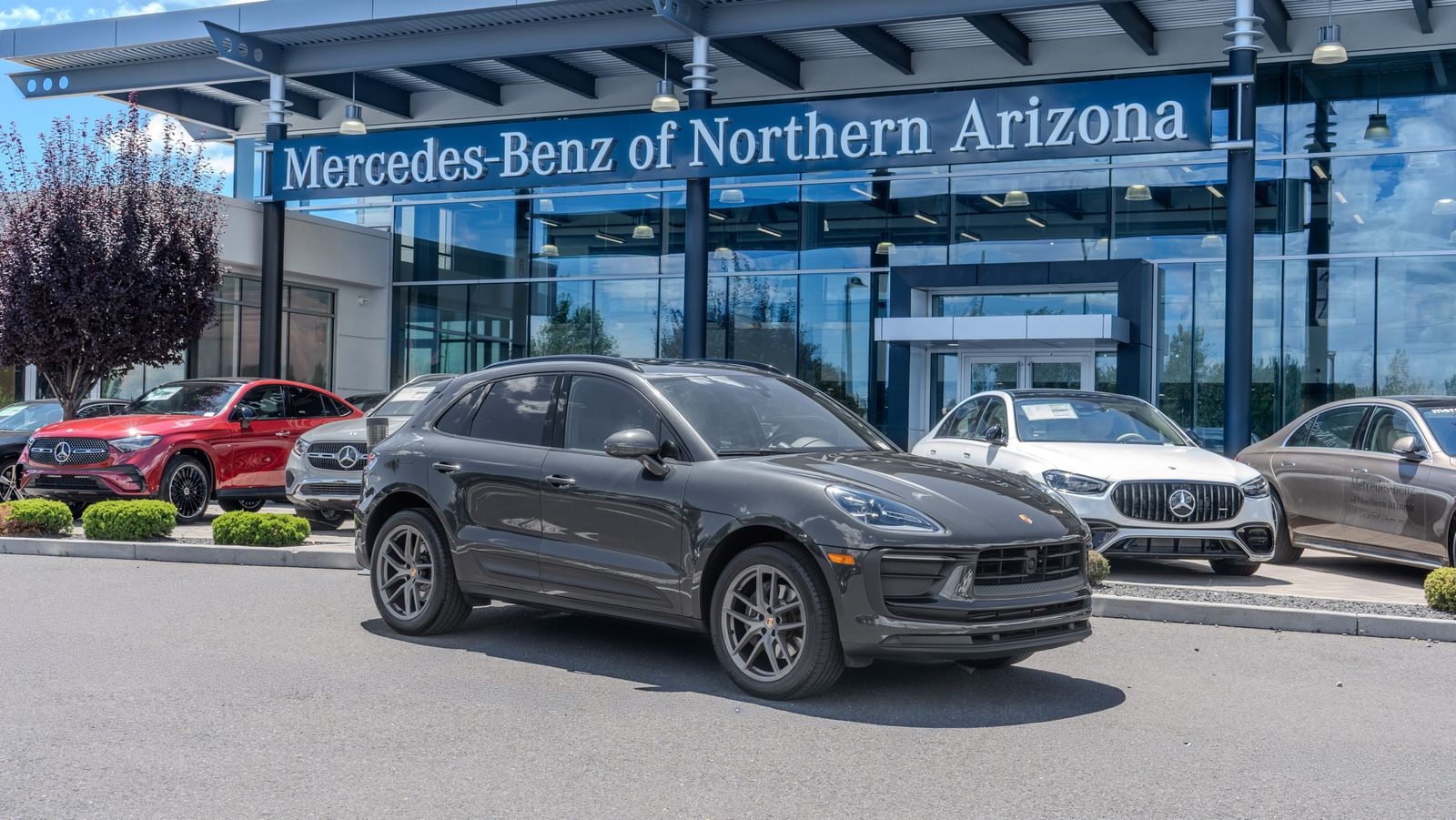 2023 Porsche Macan Base — full photo 1 of 35