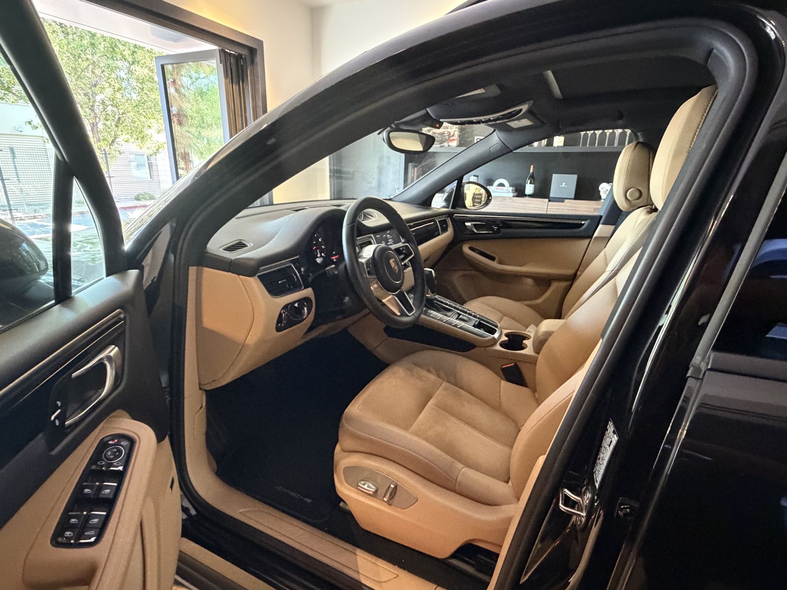 2018 Porsche Macan Base — full photo 4 of 7