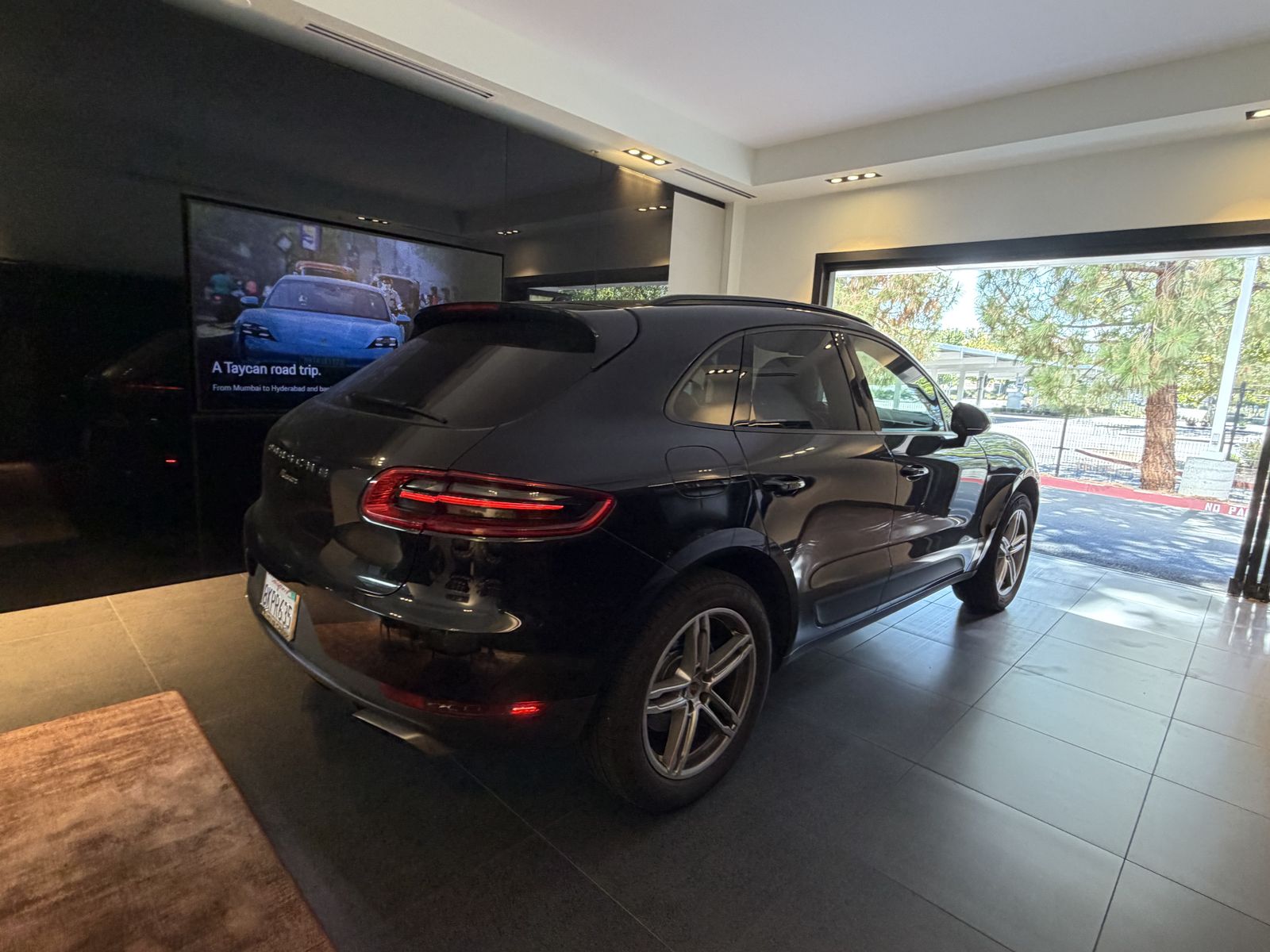2018 Porsche Macan Base — full photo 7 of 7