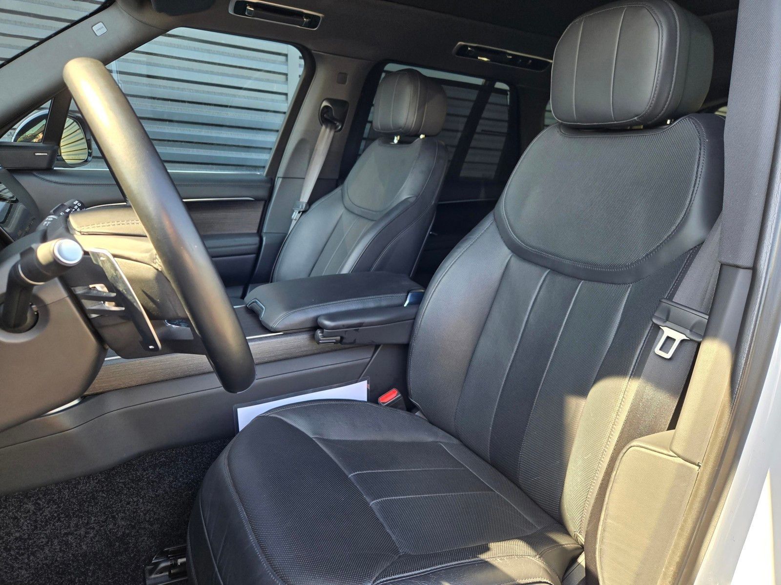 2023 Land Rover Range Rover SE — full photo 19 of 45
